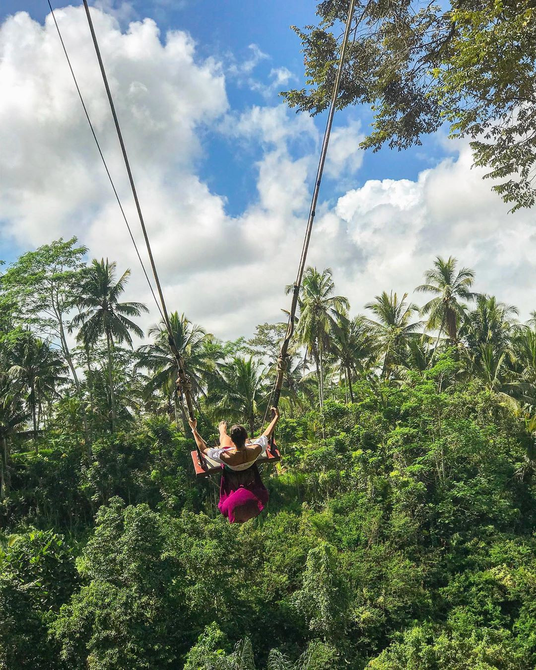 Giữa đa số những bình luận "sốc nặng" hay thất vọng não nề dưới bài đăng của nữ du khách V, vẫn có một số bạn trẻ đã đi du lịch Bali vào phản pháo và cho rằng cô nàng đã review quá phiến diện, quy chụp về Bali.