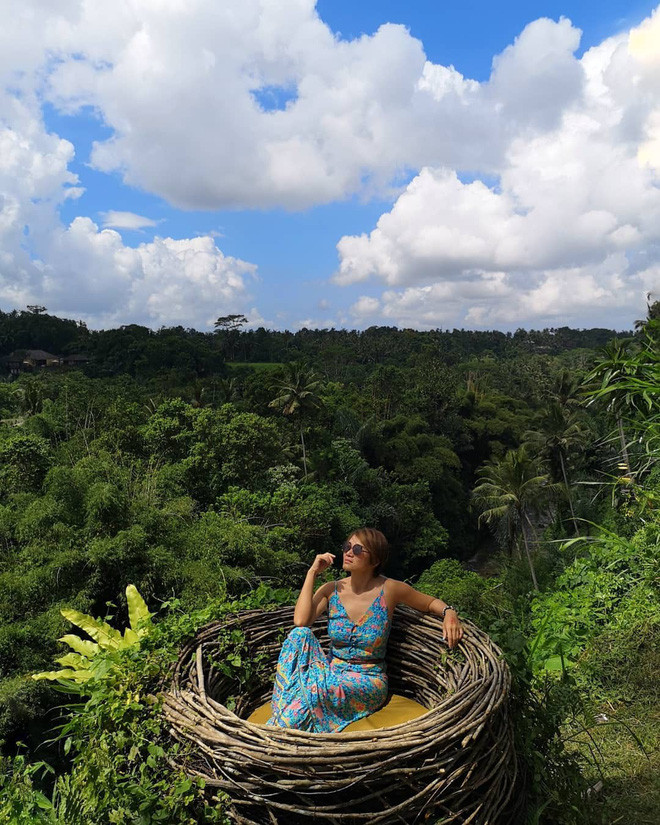 Việc cô bạn V review "có tâm" hay "vô tình"? Những tranh cãi vẫn tiếp tục nổ ra từng giờ, hiện tại bạn V đã khóa phần bình luận, nhưng cư dân mạng tiếp tục chia sẻ và "ném đá bài viết bóc trần này với tốc độ chóng mặt.