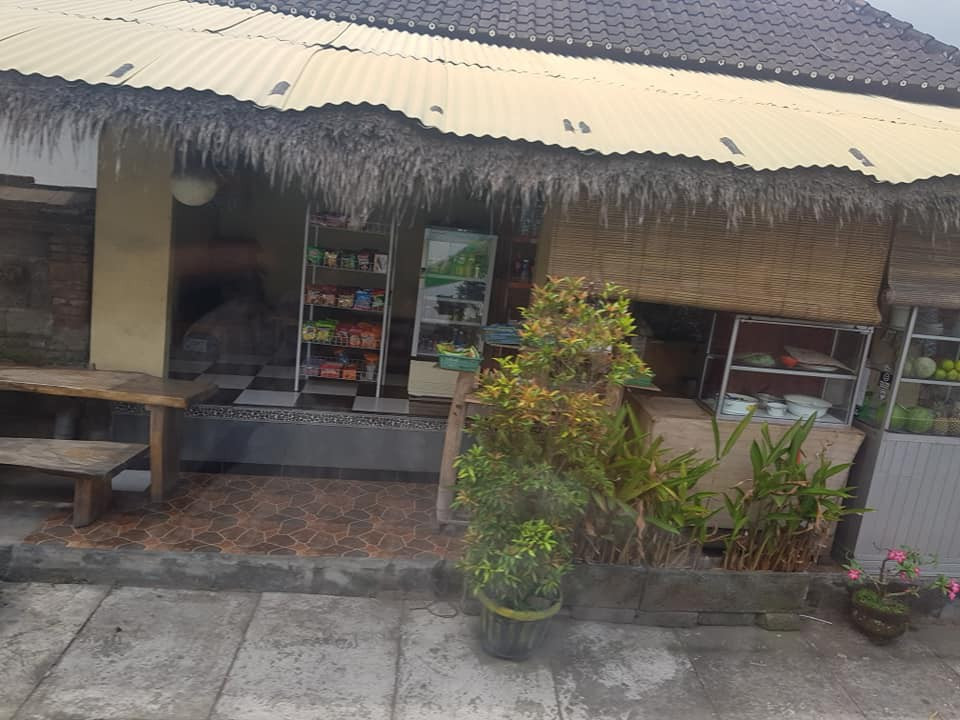 " Thứ hai là vấn đề "chụp ảnh sống ảo", Thật ra khi nhìn bằng mắt thường các cảnh ở ngoài không có gì đặc sắc, nhưng lên ảnh lại khá ok, bởi các tay chỉnh ảnh siêu đỉnh. Và cũng vì nhìn những tấm hình trên mạng nên mình mới chọn tour đi Bali. Vậy nếu bạn đi đảo Bali mà không có nhu cầu sống ảo thì sẽ khá thất vọng đấy! Cảnh ở Bali cứ nhỏ nhỏ, đền nhỏ nhỏ, biển cũng nhỏ nhỏ, ruộng bậc thang trông bé tí hin và cũng không có gì hoành tráng cả." V. chia sẻ thêm.