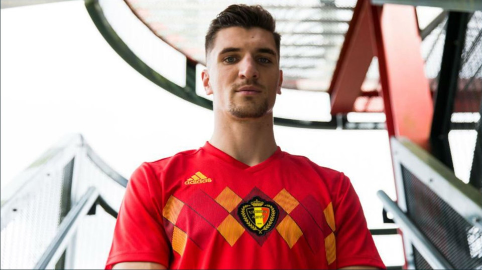 Áo đấu của ĐT Bỉ được giữ nguyên màu đỏ truyền thống. Điểm nhấn trong sản phẩm này nằm ở phần hình retro quả trám trên ngược, xếp theo chiều ngang và ở giữa là logo ĐT Bỉ cực nổi.