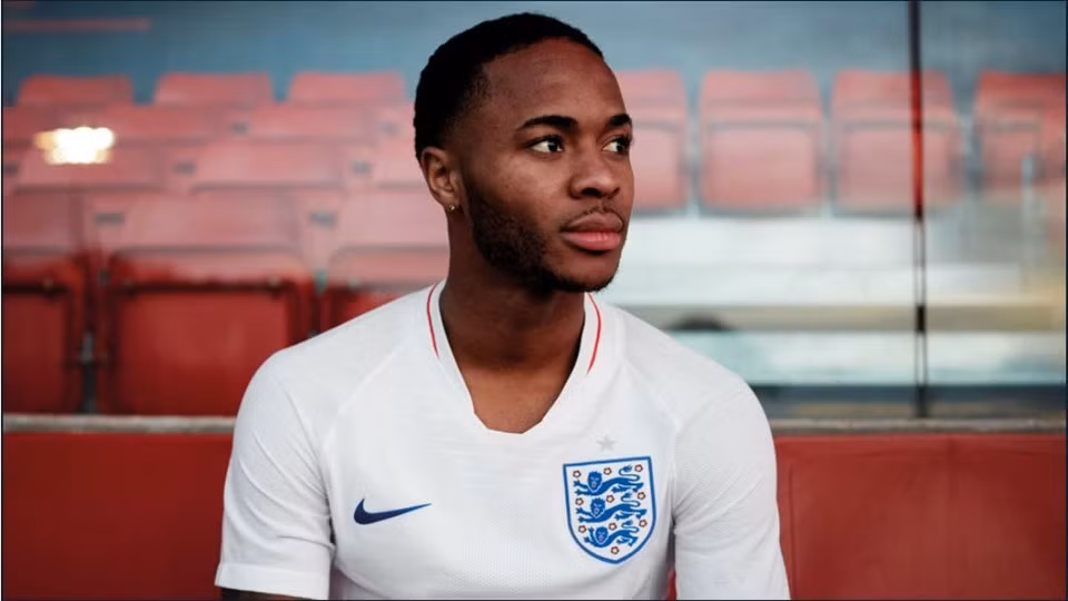 So với World Cup 2014 hay World Cup 2010, trang phục của tuyển Anh được tối giản. Màu trắng làm chủ đạo, điểm nhấn nằm ở sọc đỏ phần cổ, và cây thánh giá St George chìm ở ngực.