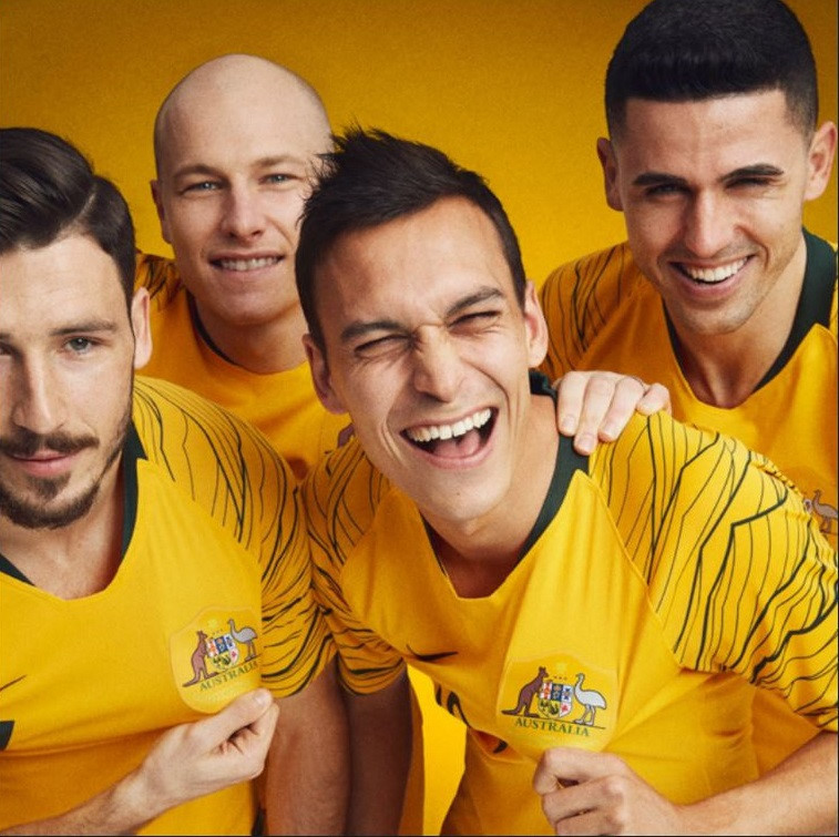 Áo đấu của Australia vẫn giữ nguyên màu vàng truyền thống. Phần cánh tay được phối sọc xanh chằn chịt, mang lại điểm nhấn đặc biệt.