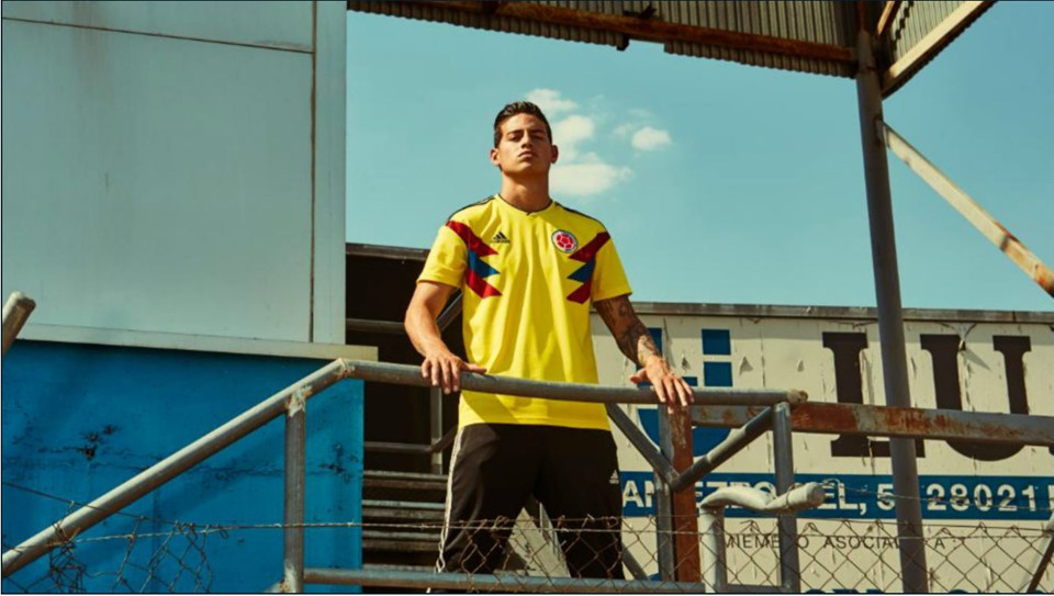 Mẫu áo đấu World Cup 2018 của Colombia gần như tương đương với World Cup 1990. Hãng sản xuất Adidas thừa nhận họ dựa theo trang phục của đội bóng đến từ Nam Mỹ cách đây 28 năm, và phát triển thêm vài chi tiết cho phù hợp.