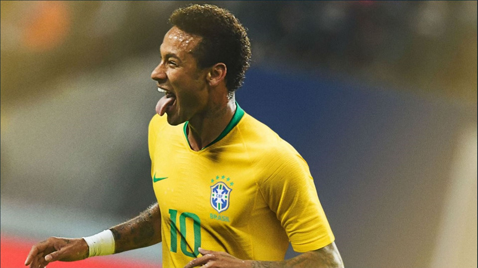 Áo đấu World Cup 2014 của ĐT Brazil bị chê khá nhiều vì thiếu nam tính. Rút kinh nghiệm, nhà sản xuất đã thay đổi cổ áo theo phong cách mạnh mẽ. Áo đấu mới nhất của "Selecao" lấy cảm hứng từ World Cup 1970.