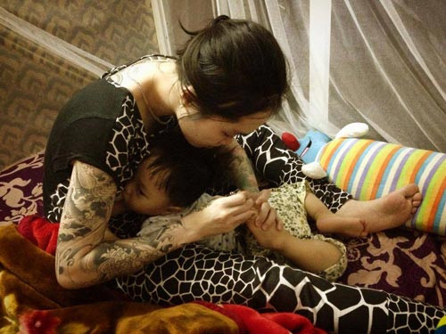 Chủ nhân của bức hình ấy là Nguyễn Ngọc Anh hay còn gọi là Na Bia (SN 1988), hiện tại cô cũng đang là một trong những thợ xăm có tiếng ở Hà Thành.