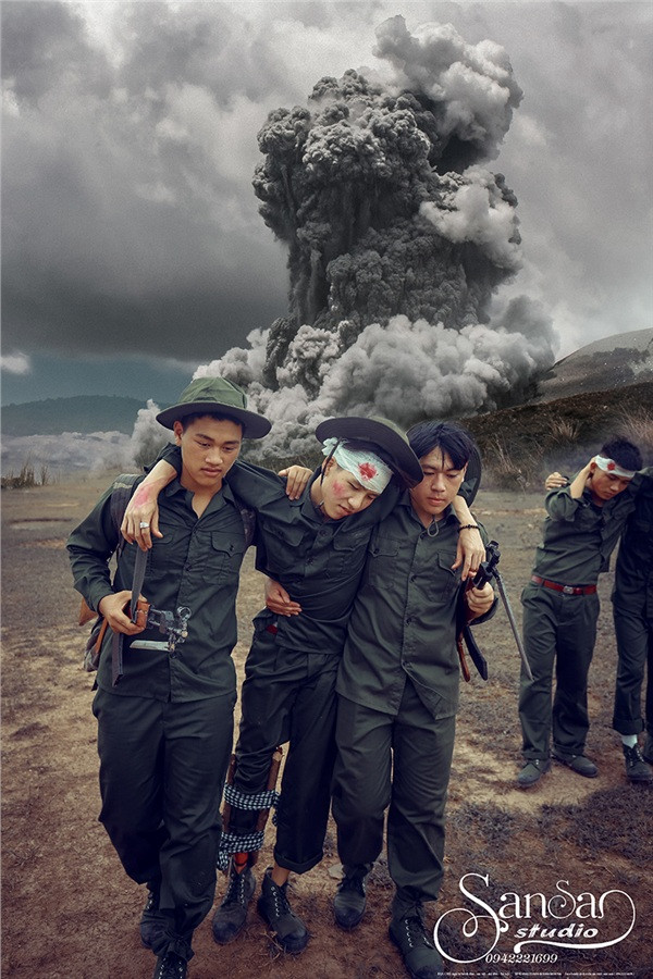 Chứng kiến trận mưa này, các thành viên trong lớp cũng "khóc ròng" vì sợ trời tối không chụp được nữa, nhưng may sao, khi mưa xong, bầu trời lại chuyển sang rất trong, rất đẹp.