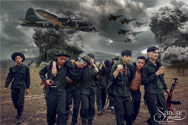 Trong bộ ảnh kỷ yếu tại hiện chiến tranh của mình, trang phục được các bạn học sinh đầu tư chỉn chu, bối cảnh được hậu kì hoành tráng, những bức ảnh không chỉ là kỉ niệm :có một không hai".