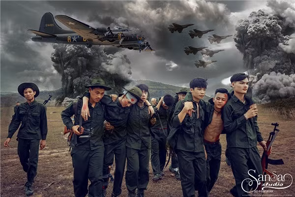 Trong bộ ảnh kỷ yếu tại hiện chiến tranh của mình, trang phục được các bạn học sinh đầu tư chỉn chu, bối cảnh được hậu kì hoành tráng, những bức ảnh không chỉ là kỉ niệm :có một không hai".