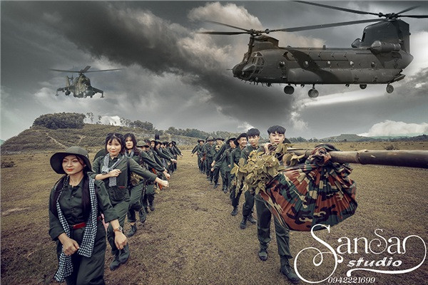 Mới đây, một lớp học ở Hà Nội lại khiến cả CĐM trố mắt trầm trồ khi một lần "chơi lớn", quyết định dùng chiến tranh lịch sử để làm ý tưởng cho bộ ảnh kiỷ yếu tại hiện thời bom đạn của lớp mình.