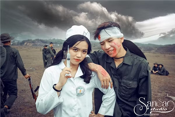 Theo nhiều người nhận xét, bộ ảnh tạo ra được những cảm xúc mạnh mẽ đối với người xem về các "lát cắt" lịch sử của nước nhà.