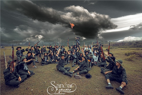 Chủ nhân của bộ ảnh này là lớp 12A10, trường THPT Hợp Thanh, huyện Mỹ Đức, Hà Nội. Bộ ảnh sau khi đăng tải vài giờ đã nhanh chóng nhận hơn 7.000 lượt like và chưa hề có dấu hiệu dừng lại.