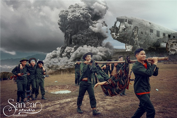 Nói về ý tưởng ra đời concept này, Nghiêm Tiệp – một nam sinh của lớp bật mí: "Vì giáo viên chủ nhiệm lớp mình dạy sử nên chúng mình cũng muốn kỷ yếu có một sự liên kết giữa cô trò. Thêm nữa, lớp em cũng thấy rất ý nghĩa khi tái hiện lại chiến tranh trong thời bình, vì lớp chụp đúng dịp 30/4 – 1/5".