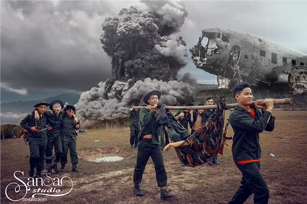 Nói về ý tưởng ra đời concept này, Nghiêm Tiệp – một nam sinh của lớp bật mí: "Vì giáo viên chủ nhiệm lớp mình dạy sử nên chúng mình cũng muốn kỷ yếu có một sự liên kết giữa cô trò. Thêm nữa, lớp em cũng thấy rất ý nghĩa khi tái hiện lại chiến tranh trong thời bình, vì lớp chụp đúng dịp 30/4 – 1/5".