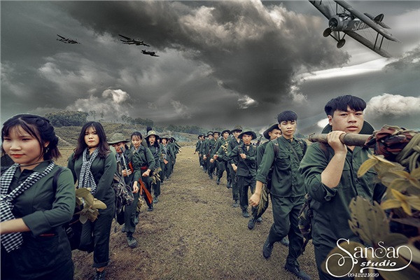 Các thành viên bộ ảnh kỷ yếu độc đáo đều hóa thân thành người lính, tái hiện lại các hoạt cảnh của thời chiến như hành quân, bắn súng, ném bóm, chạy đạn…