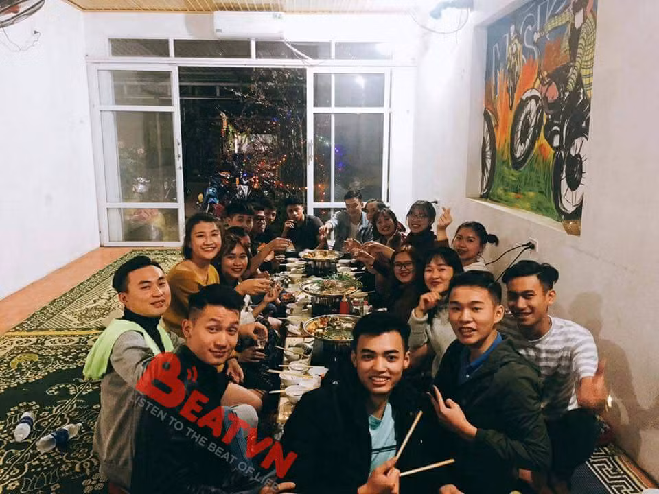 Còn nickname Tuấn Phạm thì bình luận rằng: "Ra trường 10 năm nhưng ban liên lạc lớp năm nào cũng gọi về để gặp mặt. Nhưng năm nào cũng thế, chỉ được 5 - 10 người gặp mặt. Lúc gọi thì hứa sẽ về đông đủ lắm nhưng nhìn đến lúc đi mà đến nản".