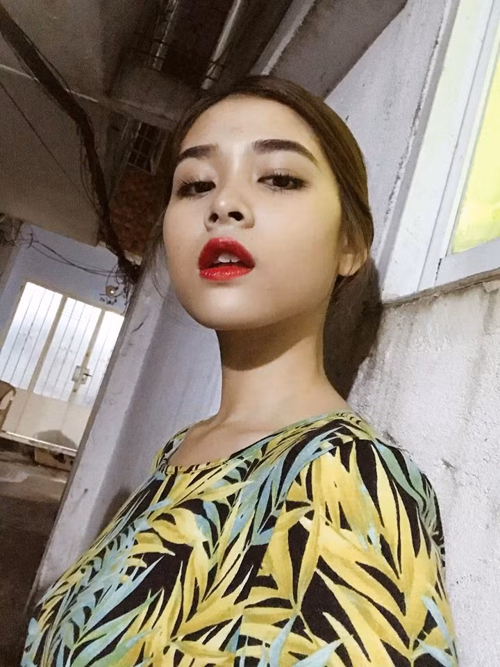 Đôi môi đỏ, khuôn mặt cá tính, Phương Quỳnh sở hữu vẻ đẹp ngọt ngào, đầy nữ tính.