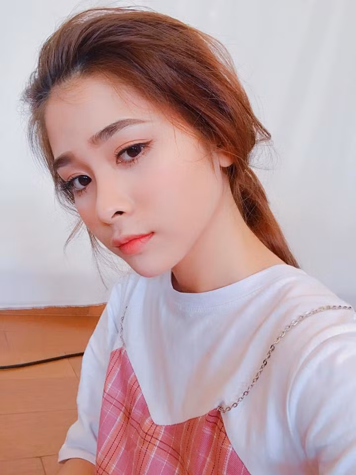 Xinh đẹp, tài năng thì không có lý do gì mà trang cá nhân của nữ diễn viên tuổi 20 này không trở thành tâm điểm chú ý của dân mạng. Hiện tại, Facebook của Phương Quỳnh có trên 30.000 lượt theo dõi và thường xuyên cập nhật những thông tin về cô bạn này.