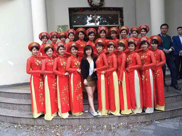 Thời hiện đại, mọi thứ được tối giản, không còn những đòi hỏi mang tính thách thức như ‘voi chín ngà, gà chín cựa’, có gia đình chỉ có 2-3 người bê tráp nhưng cũng có lễ ăn hỏi đội bê tráp lên đến vài chục người.