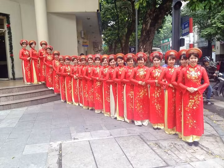 Chuyện sẽ chẳng có gì đáng nói với bức hình trên nếu như những thành viên trên mạng xã hội không tỏ ra rảnh rỗi quá mức khi liên tiếp đưa ra những bình luận phản cảm xung quanh hình ảnh dàn bê tráp hoành tráng này.