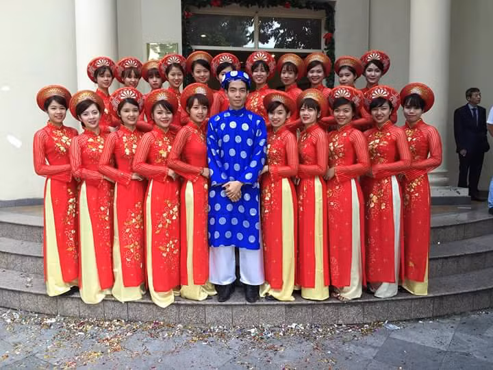 Đây không phải là lần đầu tiên một đám ăn hỏi khiến nhiều người phải lác mắt như vậy. Trước đó, nhiều dàn trai xinh gái đẹp trong các đám cưới khác cũng làm cư dân mạng phải sốt xình xịch, điển hình như những cô nàng phù dâu sexy nhất thế giới ở Sài Gòn và đám hỏi cô dâu và phù dâu đi giày Converse.