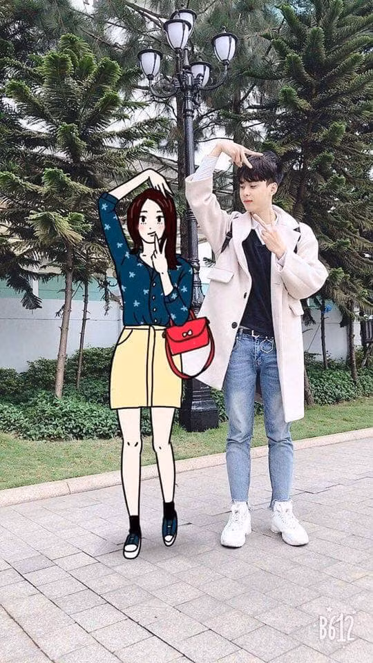 Rất đơn giản, để khỏi bị lạc lõng trong những chuyến đi du lịch của mình, hội FA chỉ cần ghép thêm những nhân vật hoạt hình dễ thương vào bức ảnh check - in chung là phần nào giảm đi sự tủi thân.