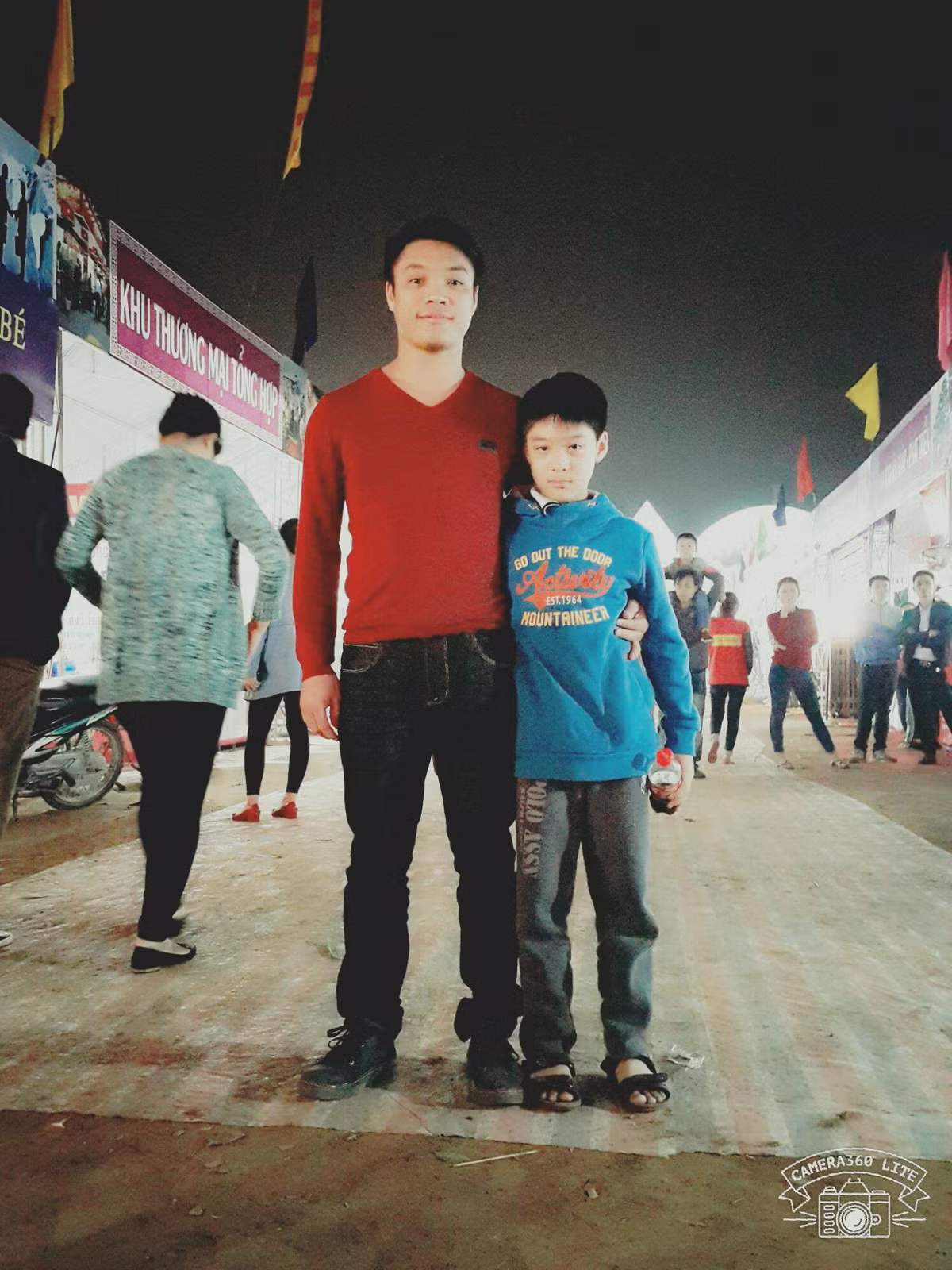 Anh hơn em 16 tuổi.