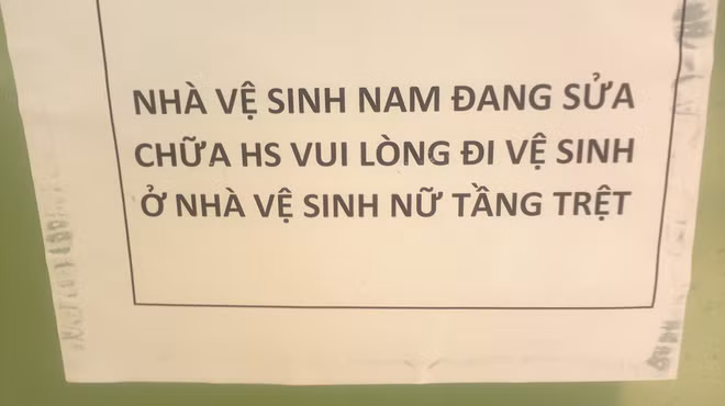 Không khó để bạn bắt gặp những tờ giấy thông báo trong nhà vệ sinh công cộng.