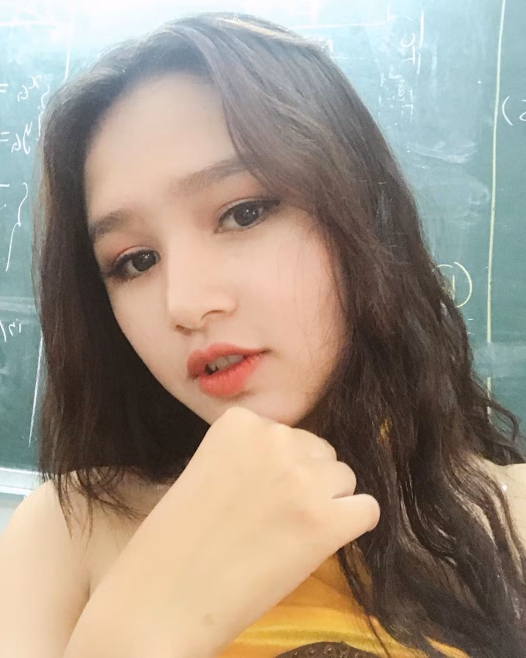 Nữ sinh Thùy Trang tên đầy đủ là Phạm Thùy Trang, sinh năm 2002, hiện là nữ sinh của trường THPT Trường Chinh (TPHCM).