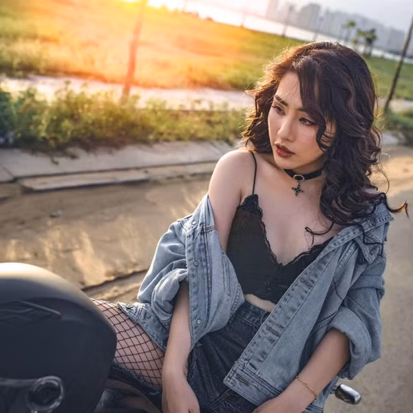 Hoàng Mỹ Duyên sinh năm 1993. Cô là một trong những hot girl đình đám của Sài Thành. Sở hữu thân hình quyến rũ, gợi cảm, với số đo ba vòng siêu chuẩn là điểm khiến cho Mỹ Duyên luôn trở nên thu hút. Chia sẻ về việc có được vóc dáng đẹp như vậy, cô cho biết hằng ngày, dù bận rộn đến đâu thì bản thân cũng cố gắng sắp xếp thời gian để đi tập gym và yoga đều đặn. Được biết, mẹ của Mỹ Duyên cũng là huấn luyện viên dạy yoga nên cô cũng tập luyện yoga với mẹ của mình.