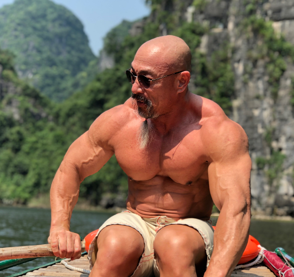 Trong lần gần nhất có mặt tại Việt Nam, Lý Nhơn đã khiến dân thể hình xôn xao với bộ ảnh ông cởi trần bơi thuyền khoe cơ bắp vạm vỡ.