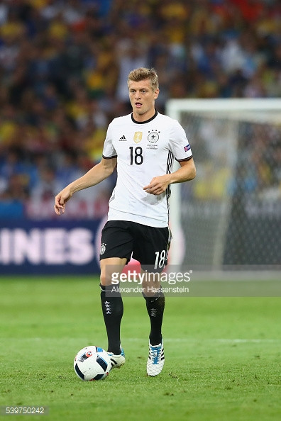 Sau khi là người đá phạt kiến tạo bàn mở tỉ số cho Đức ở trận gặp Ukraine, Kroos một lần nữa cho thấy được tầm quan trọng ở trận gặp Bắc Ireland khi tung ra tới 121 đường chuyền.