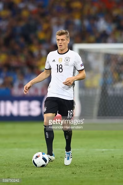 Sau khi là người đá phạt kiến tạo bàn mở tỉ số cho Đức ở trận gặp Ukraine, Kroos một lần nữa cho thấy được tầm quan trọng ở trận gặp Bắc Ireland khi tung ra tới 121 đường chuyền.