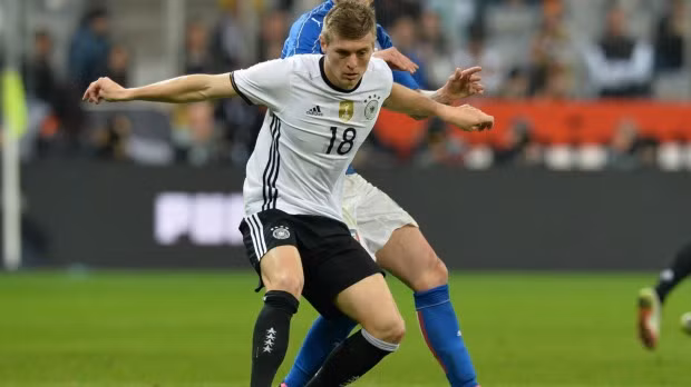 Kroos chính là ông chủ tuyến giữa của tuyển Đức. Lối chơi bình tĩnh và điều tiết trận đấu tốt của Kroos giúp cho ĐT Đức gần như kiểm soát vượt trội thế trận so với các đối thủ ở vòng bảng.