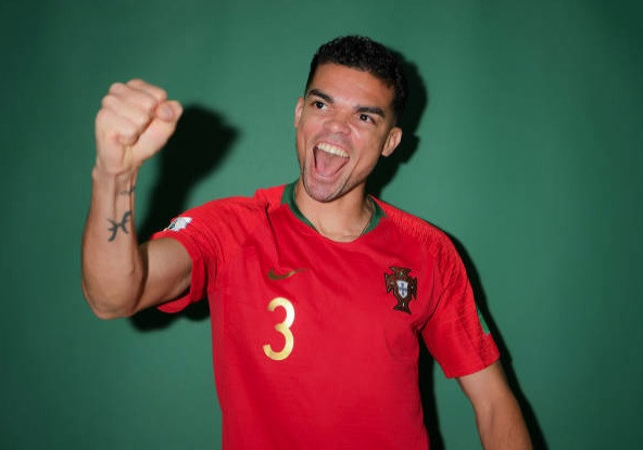 Pepe giơ nắm đấm ăn mừng trước ống kính thể hiện sự mạnh mẽ của mình và muốn đe dọa mọi đối thủ rằng mình còn mạnh mẽ chứ chưa phải là một lão già "chân chậm, mắt mờ".