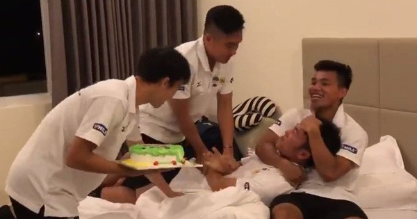 Sau khi những giây phút cuối cùng của ngày sinh nhật khép lại, Xuân Trường đã chia sẻ trên trang cá nhân để bày tỏ cảm xúc bất ngờ và hạnh phúc.