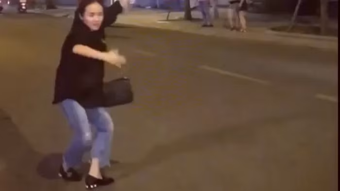 Phương Ly được dân mạng biết đến là một trong những gương mặt hot girl Việt "lầy" nhất. "Độ điên" của cô nàng này được thể hiện thông qua những clip, bức ảnh và những phát ngôn cực buồn cười được chính cô đăng tải trên trang cá nhân.