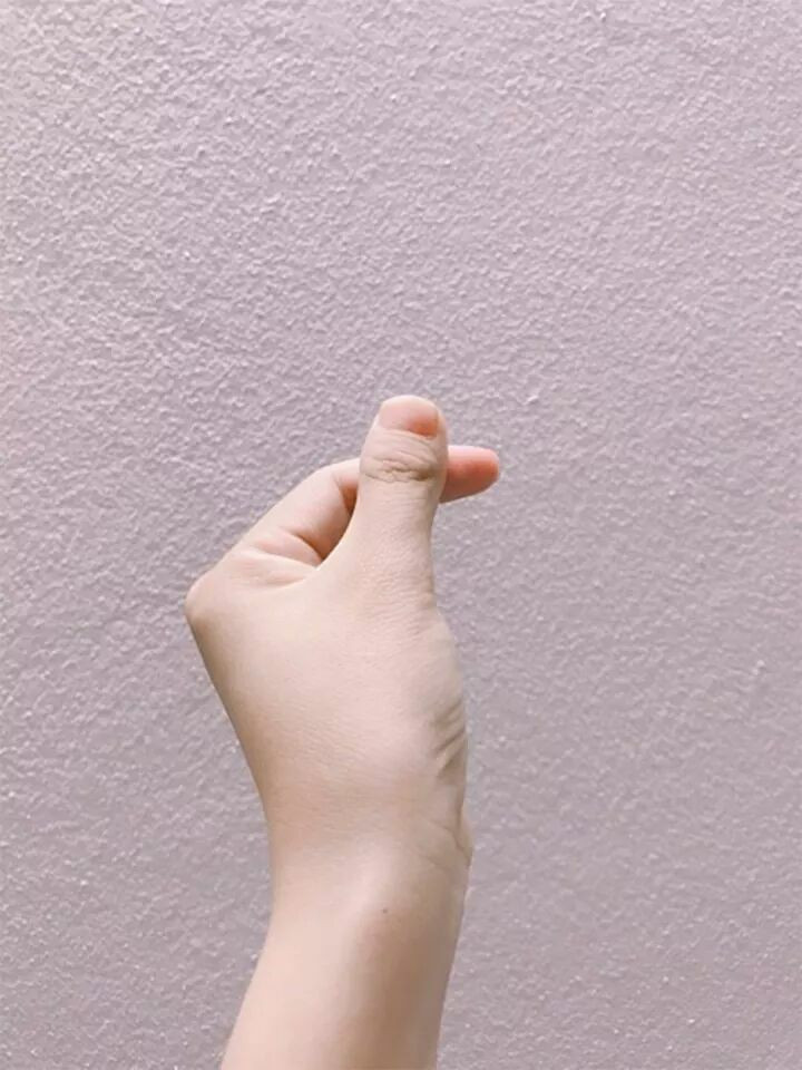 Nhiều bạn trẻ tự ti khi có ngón tay cái khác người và cho rằng nó khá xấu bởi bị cụt lủn. Nhưng từ khi trào lưu mới này xuất hiện, họ đã thay đổi suy nghĩ và cho rằng: "Xấu thì xấu, vẫn phải tự tin khoe cá tính."