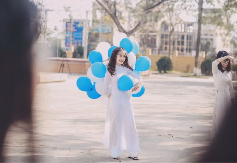 Theo nhận xét của nhiều người, ở ngoài đời Thanh Nga là người khá cởi mở và hòa đồng.