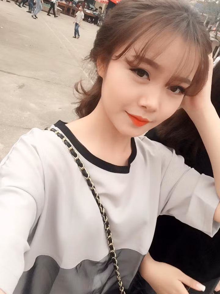 Ảnh thẻ đã xinh nhưng ở những bức ảnh ở ngoài đời của nữ sinh Thái Nguyên trên còn quyến rũ hơn gấp vạn lần. Nét hồn nhiên của tuổi 18 của Thanh Nga luôn được cô thể hiên.