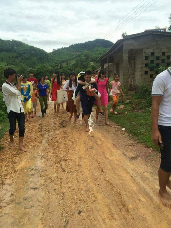 Ngày cưới là ngày mà cô dâu và chú rể phải đẹp long lanh nhưng với tình hình mưa gió và đường xá lầy lội thì việc sạch thôi đã khó chứ chưa nghĩ tới việc đẹp.