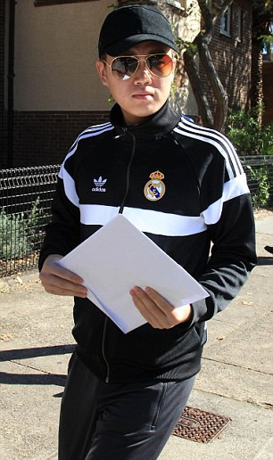 Sáng ngày 5/5, bạn trai của Lee đã đến để bảo lãnh cho cô gái và nói rằng Lee là một cô gái tốt.