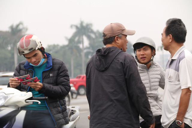 Trên fanpage của các hội CĐV, nhiều người kêu than rằng không có vé để phân phối cho các thành viên đi xem cũng như để cổ vũ đội tuyển, mặc dù đã gửi công văn đi mua vé từ rất sớm nhưng đều bị lãnh đạo VFF "hứa nay, hẹn mai" mới giải quyết.