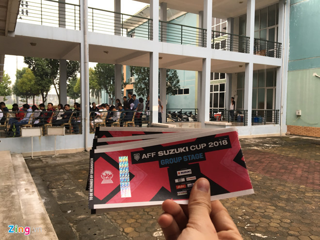 Thậm chí, nhiều nhóm hội CĐV còn cho rằng: "Nếu VFF cứ giữ phong thái làm ăn như này thì sẽ phải trả giá bằng những quả pháo sáng và lúc đó thì tình yêu với đội tuyển sẽ bị mờ nhạt đi rất nhiều".