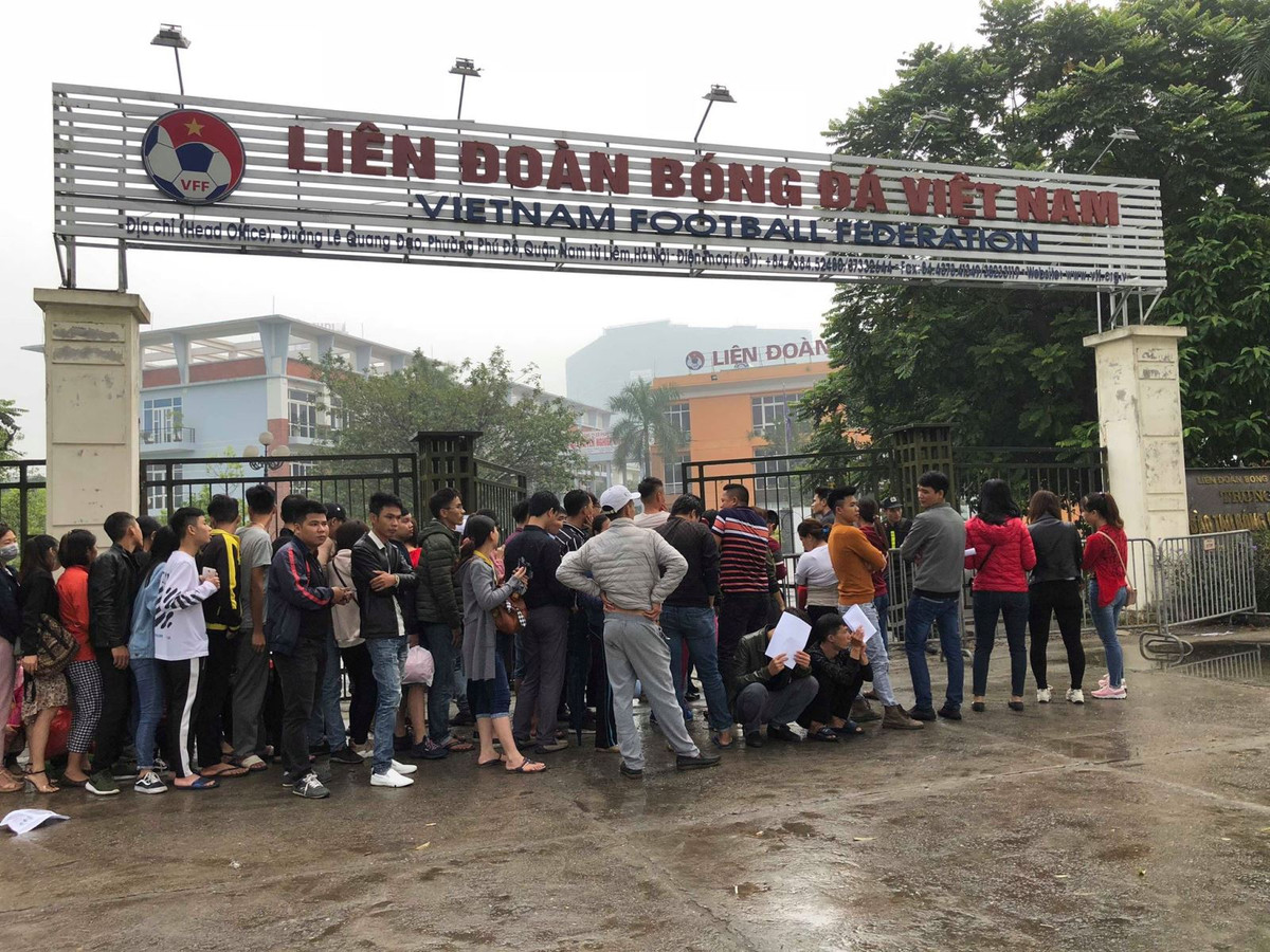 Trước cổng Liên đoàn bóng đá Việt Nam (VFF) sáng ngày 11/11 khi bắt đầu trả theo đường công văn. Có thể điểm mặt thấy rất nhiều gương mặt cò vé từng xuất hiện tại cổng sân Mỹ Đình trong suốt thời gian dài.