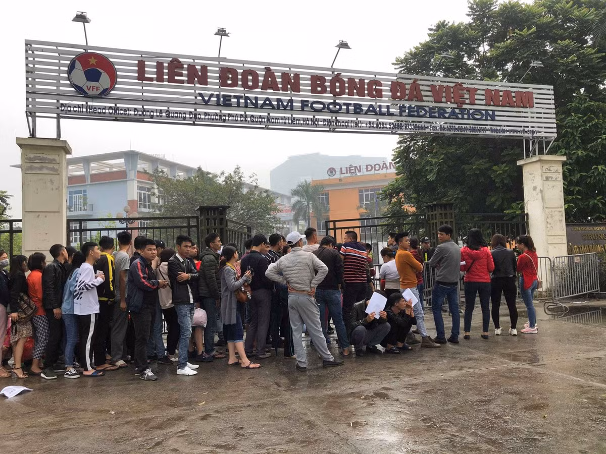 Trước cổng Liên đoàn bóng đá Việt Nam (VFF) sáng ngày 11/11 khi bắt đầu trả theo đường công văn. Có thể điểm mặt thấy rất nhiều gương mặt cò vé từng xuất hiện tại cổng sân Mỹ Đình trong suốt thời gian dài.