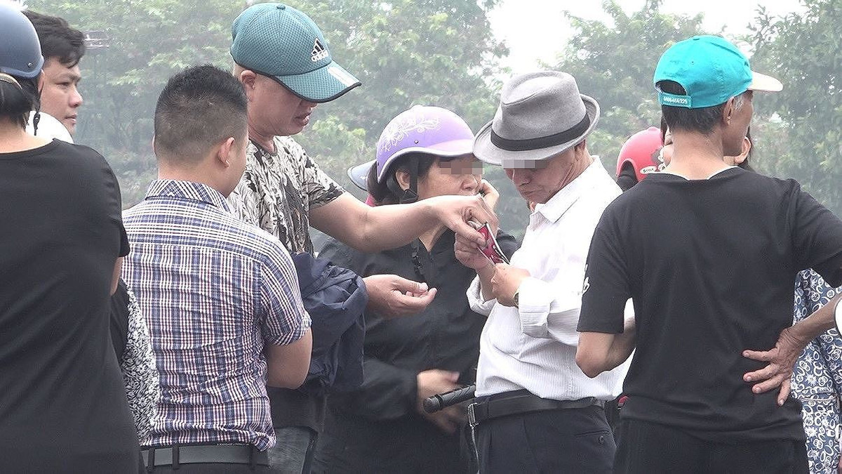 Cứ thử tưởng tượng chỉ cần 80% trong số 16.000 vé mời kia được bán ra thì chúng đã đút túi bao nhiêu tiền, Chưa kể vé được mang danh bán cho NHM cũng sẽ bị tuồn ra ngoài bằng cách này hay cách khác. Theo tìm hiểu của các PV thì giá hiện tại của 1 tấm vé mời đã rơi vào 3 triệu đồng, vậy làm sao các cò vé có được những tấm vé mời này?