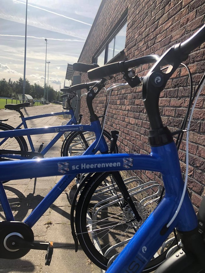 Tuy nhiên, điều khiến NHM chú ý tới hậu vệ Văn Hậu không phải là nội dung bài tập mà đó là phương tiện cầu thủ này di chuyển tới sân.