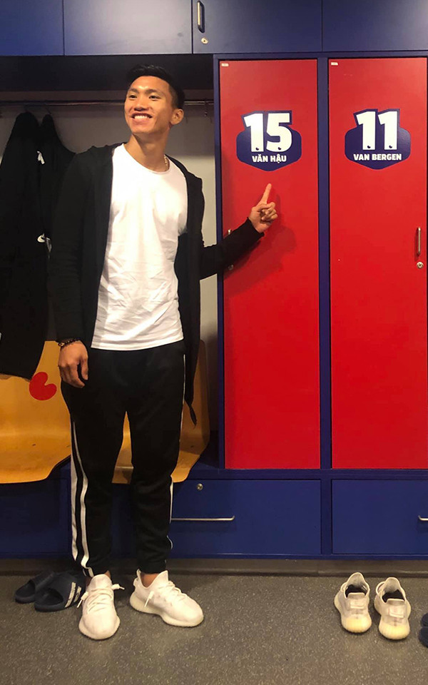 Sau khi thông tin này được công khai, nhiều người tếu táo nói rằng chắc do Văn Hậu chưa có bằng lái xe nên đi xe đạp cho an toàn.