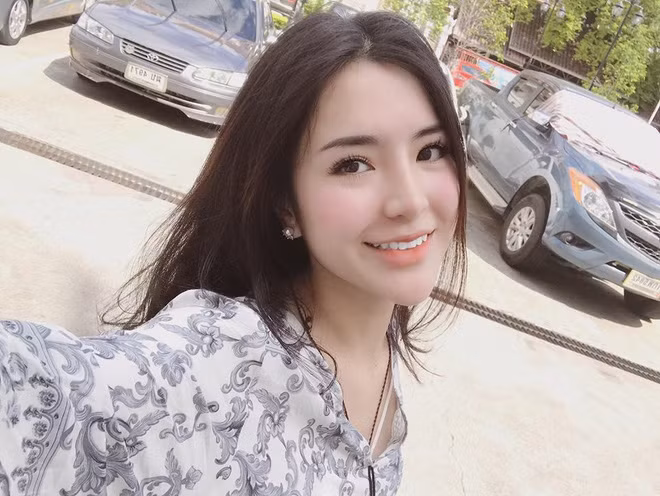 Nhân chuyến đi du lịch Sapa cùng bạn trai, Thùy Dương đã thuê trang phục dân tộc để đi chơi và chụp ảnh kỉ niệm. Clip trên cũng được Thùy Dương quay trong chuyến đi và chỉ để làm kỉ niệm nên khi được chú ý trên mạng, cô rất bất ngờ.