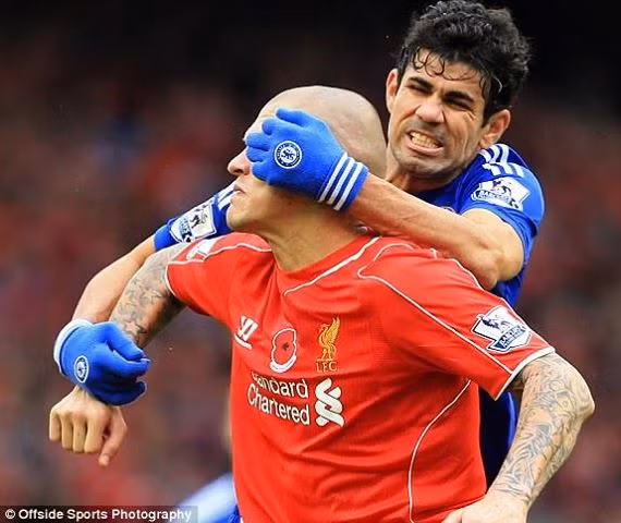 Mới đây trong trận thua của Chelsea trước Liverpool, Diego Costa lại diễn trò xấu và nạn nhân vẫn là Martin Skrtel.